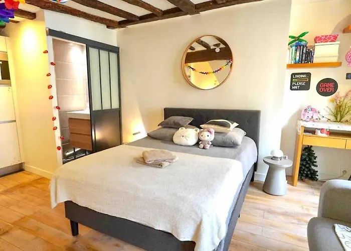 Modern Designed Apartment@ Beaubourg 아파트 파리