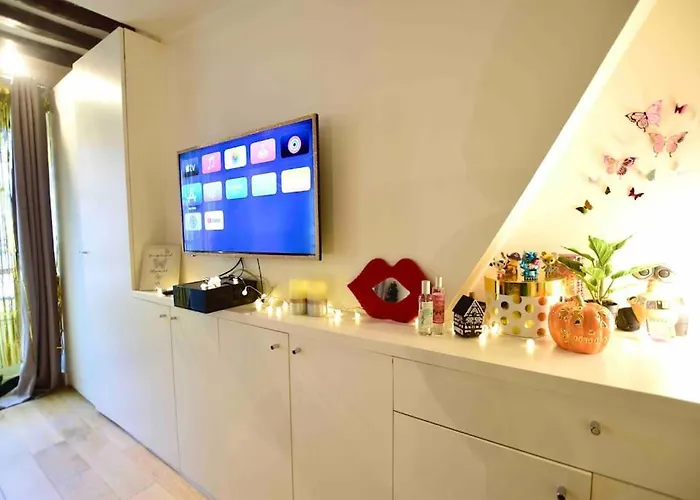Modern Designed Apartment@ Beaubourg 아파트 파리