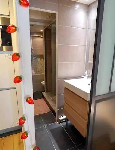 Modern Designed Apartment@ Beaubourg 아파트 *