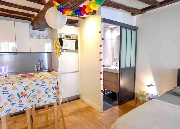 Modern Designed Apartment@ Beaubourg 아파트 *